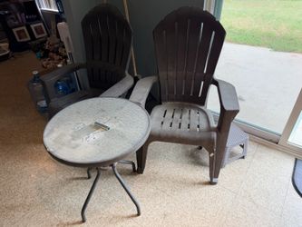 Patio chair with round table
