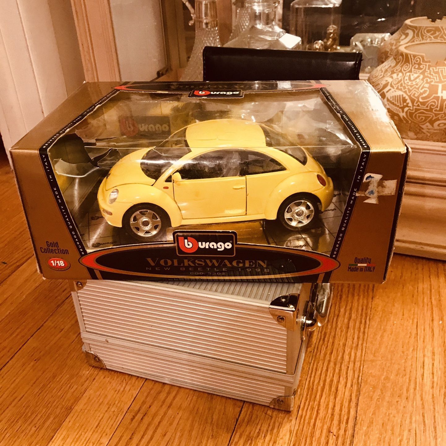 Burago volkswagen new beetle 1998 hotsell gold collection