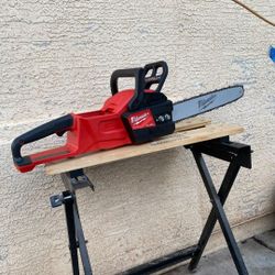 Milwaukee

M18 FUEL 16 in. 18V Lithium-Ion Brushless Battery Chainsaw (Tool-Only)

