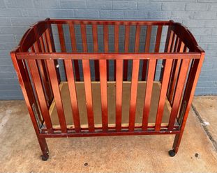 Collapsible, portable wooden baby crib