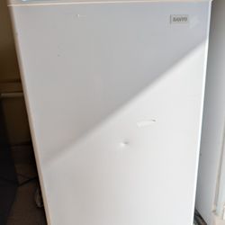 Sanyo Mini Fridge – Works Great