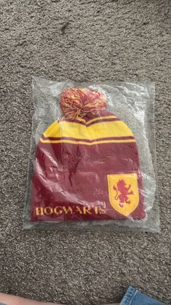 NEW Harry Potter Hogwarts: Gryffindor Pom Beanie – Loot Crate Exclusive