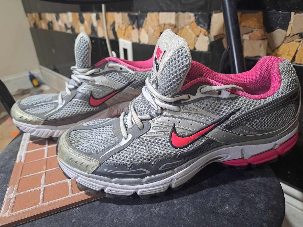 Nike Womens Size 8.5 Zoom Series Structure 12 Running Shoes for in Freeport, NY - OfferUp