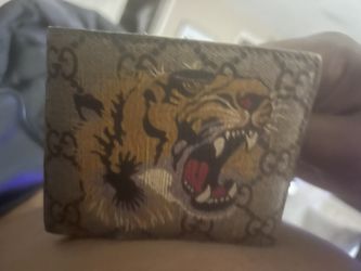 GUCCI Tiger Canvas Bifold Wallet – GG Supreme edition holiday special 