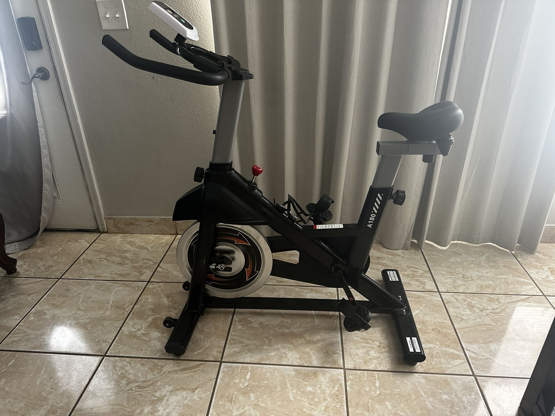 Bicicleta De Ejercicio / Exercise Bike