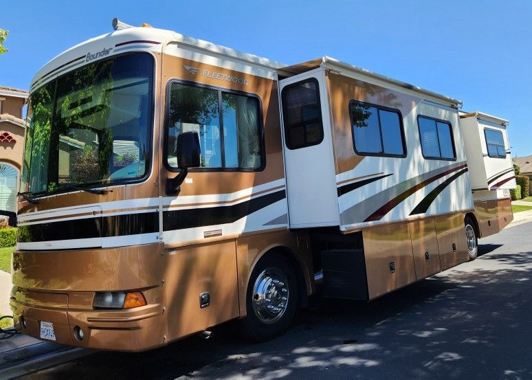 2006 Fleetwood Bounder 37U Diesel