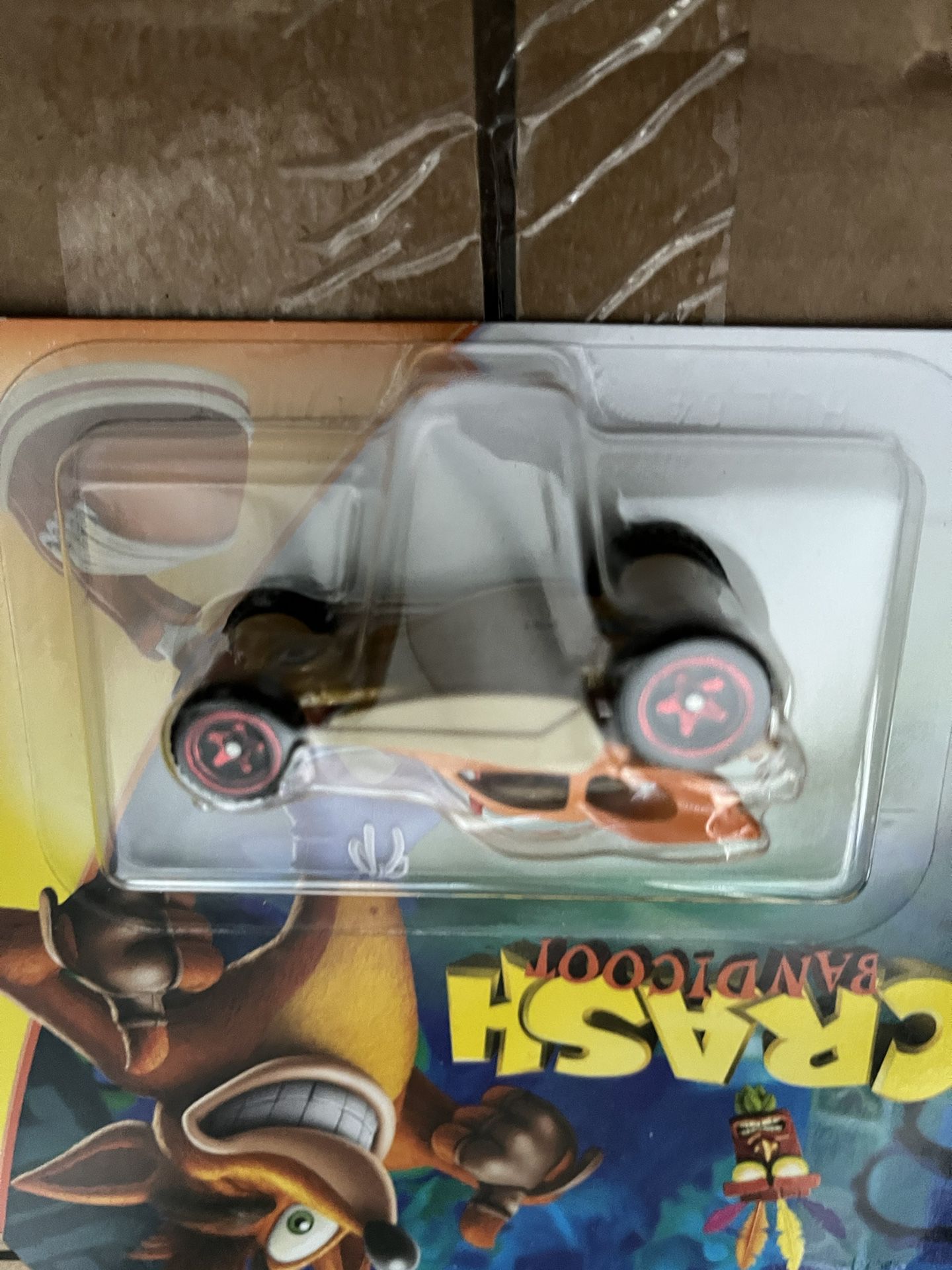 Hot Wheels Crash Bandicoot Character Car, 1:64 Scale Toy Collectible 