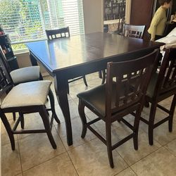 Dining Table and 6 Chairs 