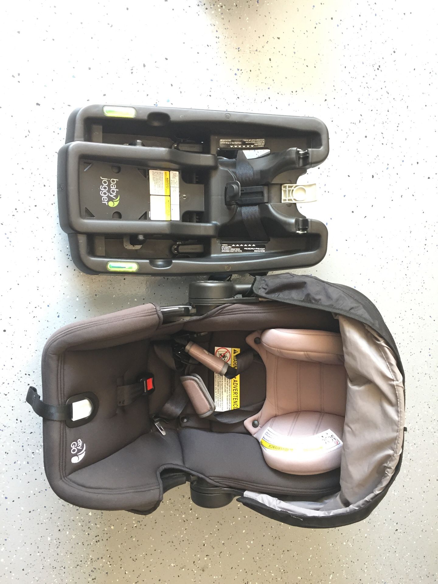 Baby jogger pluggable car seat with base