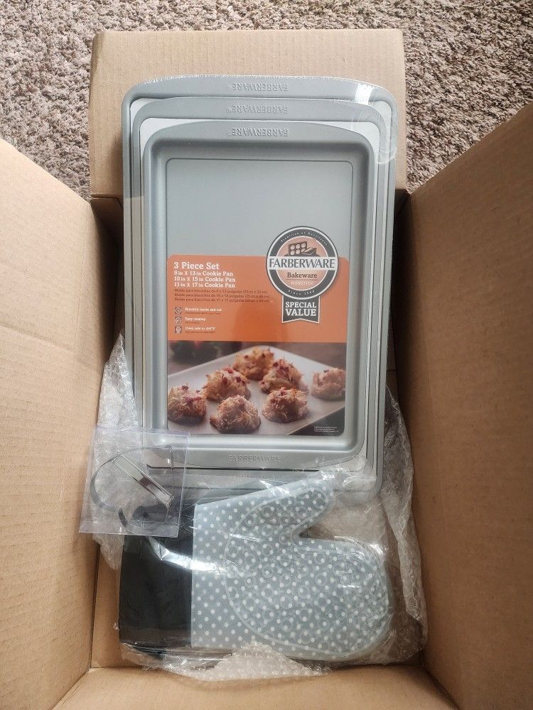 3 Brand New Non-Stick Cookie Pan & Oven Mitt
