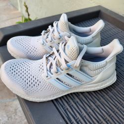 New Women's Adidas Ultra Boost Tennies 7.5