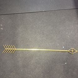 Decorative gold arrow