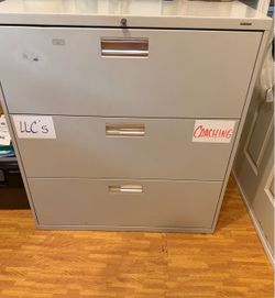 FREE - 3-drawer locking file cabinet