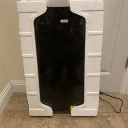 New 32 inch LED TV 1920 x 1080 (Full HD 1080) no remote or stand