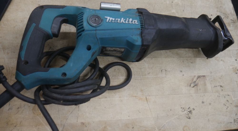 Makita sawzall corded JR3051T PRE OWNED 886304-4