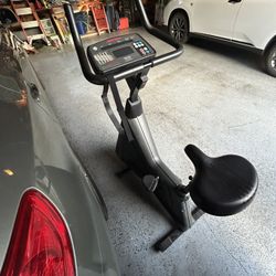 Life Fitness C7i Upright Bike 