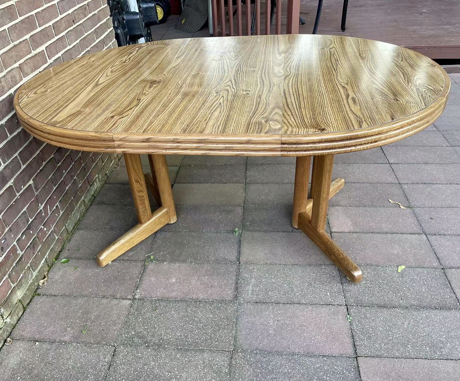 Dinning Table With Leaf Like New 