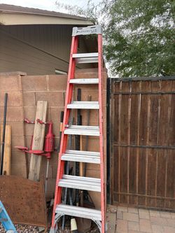 Louisville 8’ Fiberglass Ladder 300 pound Capacity