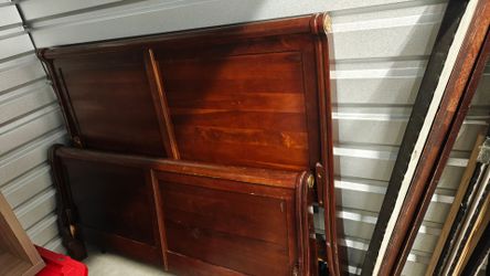 Solid Wood Queen Sleigh Bed Frame – Classic Style – MUST SELL $125 OBO