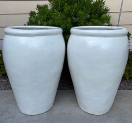 Clay pots 🌺  26 “ tall 17” wide