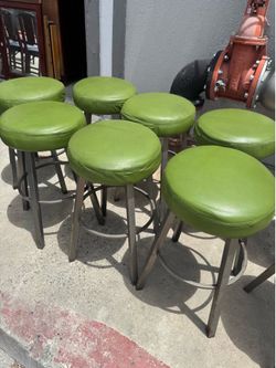 7 green bar stools 30” tall / 7 bancos altos para barra 30” de alto