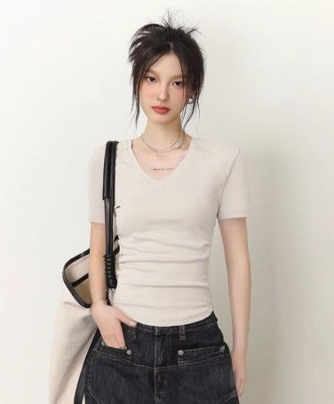 Front-shoulder V-neck short-sleeved T-shirt for women in summer, slim-fitting with a waistline, solid color, pleated inner layer, short base layer top