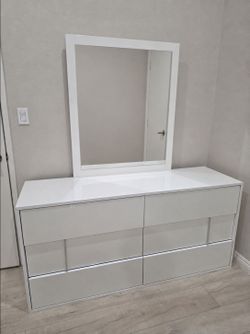 Modrest (VIG Furniture) White High-Gloss Dresser & Mirror Set — Made in Italy — Mint Condition