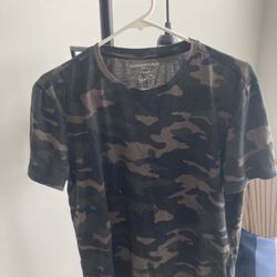 Banana Republic Camo Men's short sleeved T-Shirt Size Medium