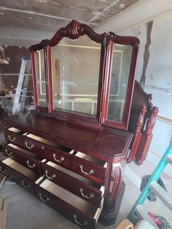 Vintage Cherry Solid Wood 7 -Drawer Triple Dresser with Tri-Fold Arched Mirror