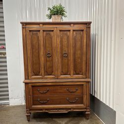 Offer 2024 up armoire