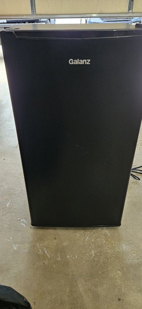 Galanz Mini Refrigerator 3.3 Cu Ft W/ Freezer