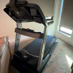 NordicTrack Commercial 1750 Treadmill – Barely Used – AVAILABLE TO DELIVER
