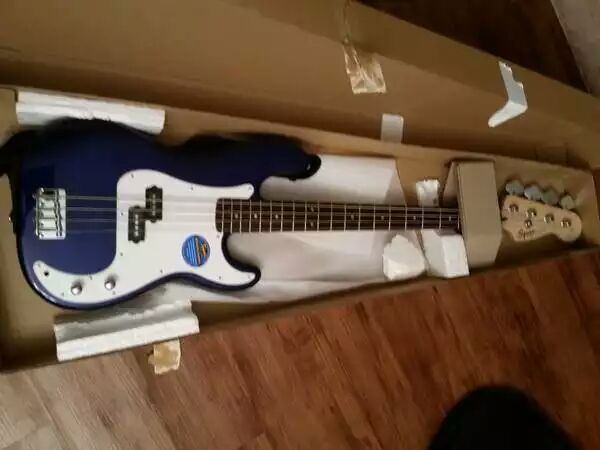 Squier Precission Bass Pack with Rumble 15 Amp. Metallic Blue