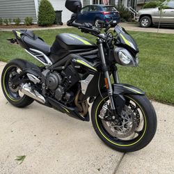 2021 Triumph Street Triple RS Matte Black Only 981 Miles