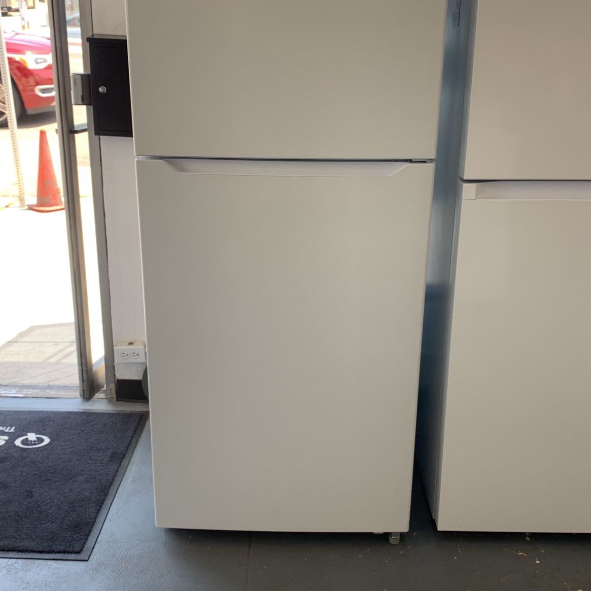 Conservator 18 cu.ft. Top Freezer Refrigerator Color White $ 599