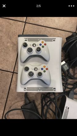 Xbox 360 Arcade, Controllers and games