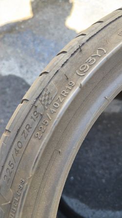 225/40z19  2 tires Michelin