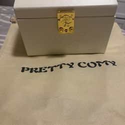 Pretty Comy Jewelry Box With Rose Lock