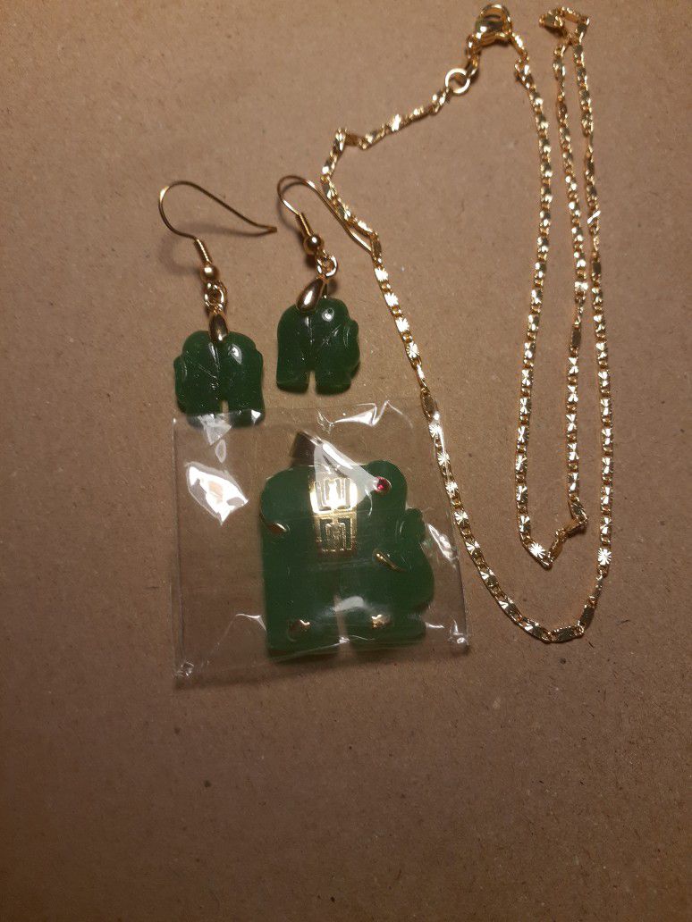 Beautiful Elephant Design Natural Jade Earrings and Necklace Pendant SET. 