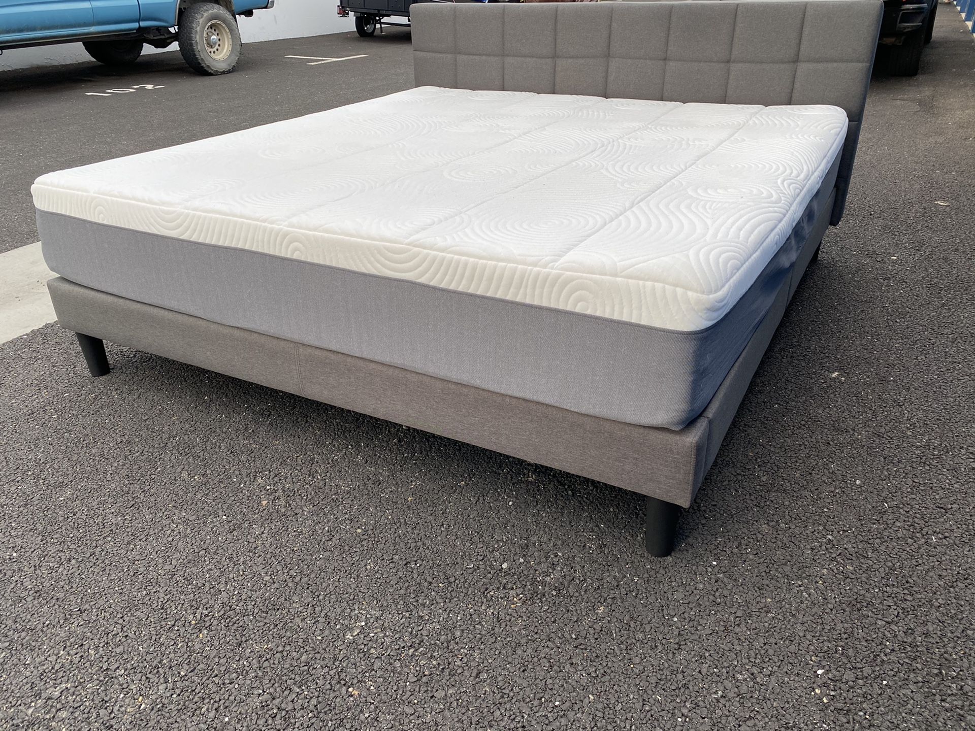 King Size Bed ! Blackstone king size mattress and platform frame ! King Bed ! Memory foam mattress ! Free delivery