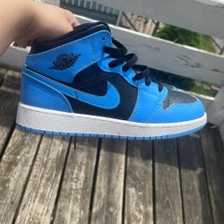 Air Jordan 1 mid University Blue Black 