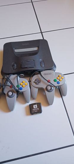 Nintendo 64  no trae para la corriente no se si trabaja 2 controles 1 esta completo el otro esta cortado el cable  para partes