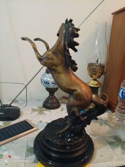Brass horse Chenillion