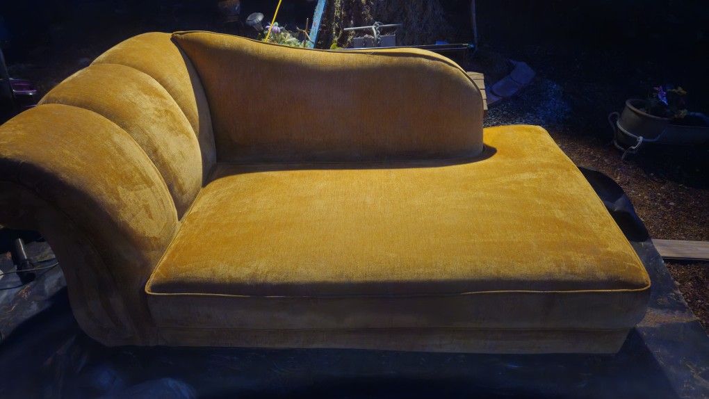 Lounge Couch w/matching Atlas Picture