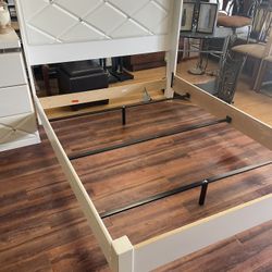 Beautiful Queen Bed With Dresser And Mirror 