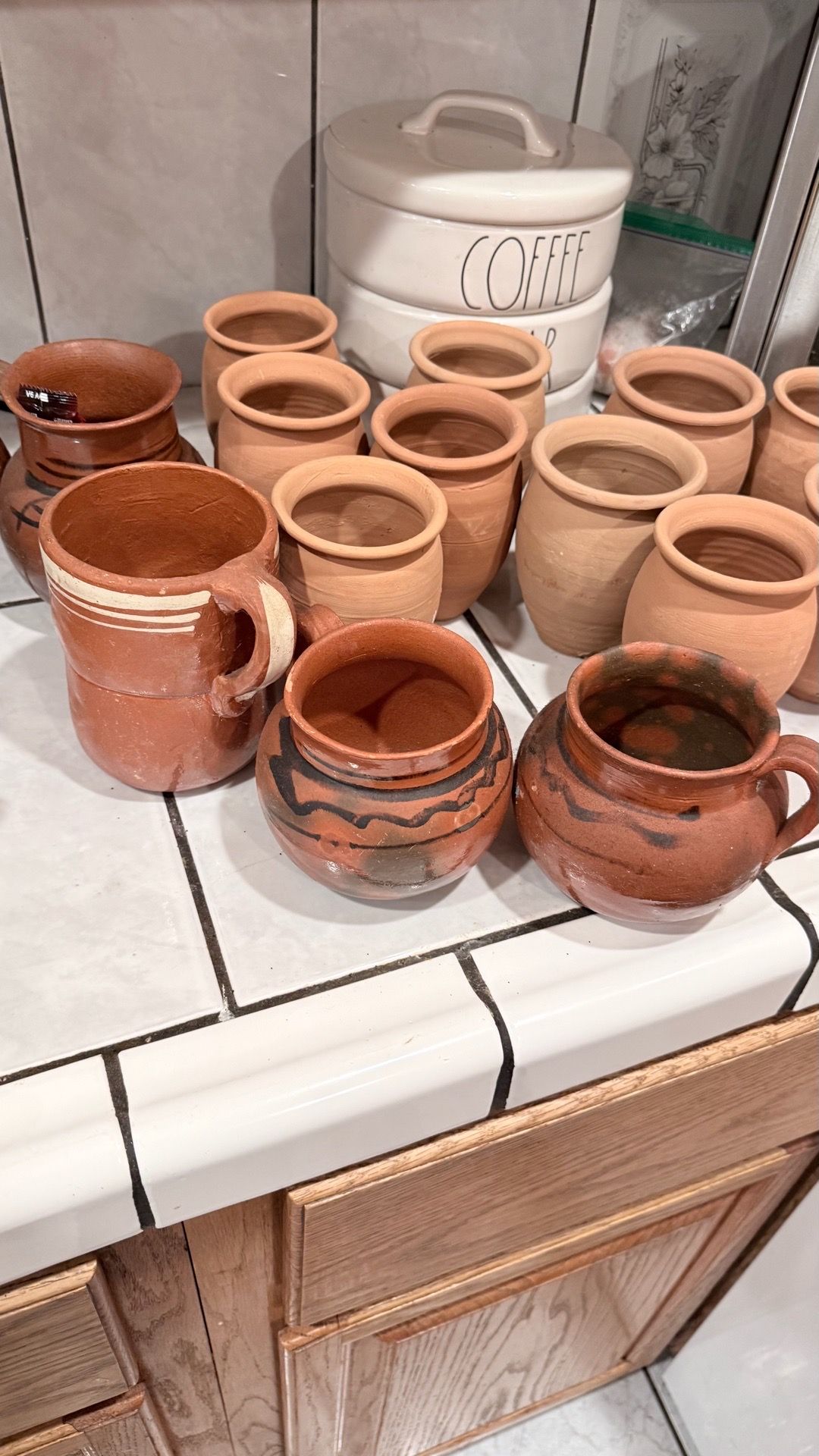 Cantaritos de barro y tazas