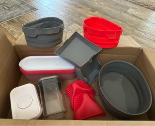 Random kitchen lot-Silicon trays & storage containers