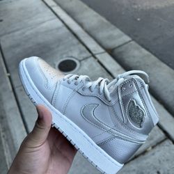 Jordan 1 https://offerup.com/redirect/?o=Q28uSnA= Grey Size 4.5y/6w