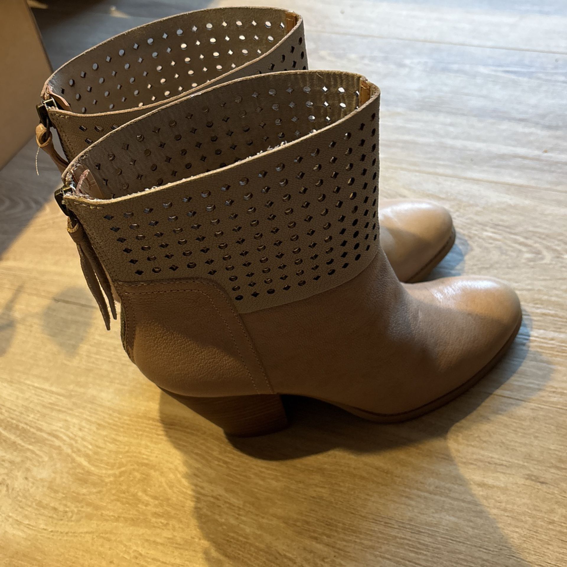 LEATHER BOOTS SIZE 8 