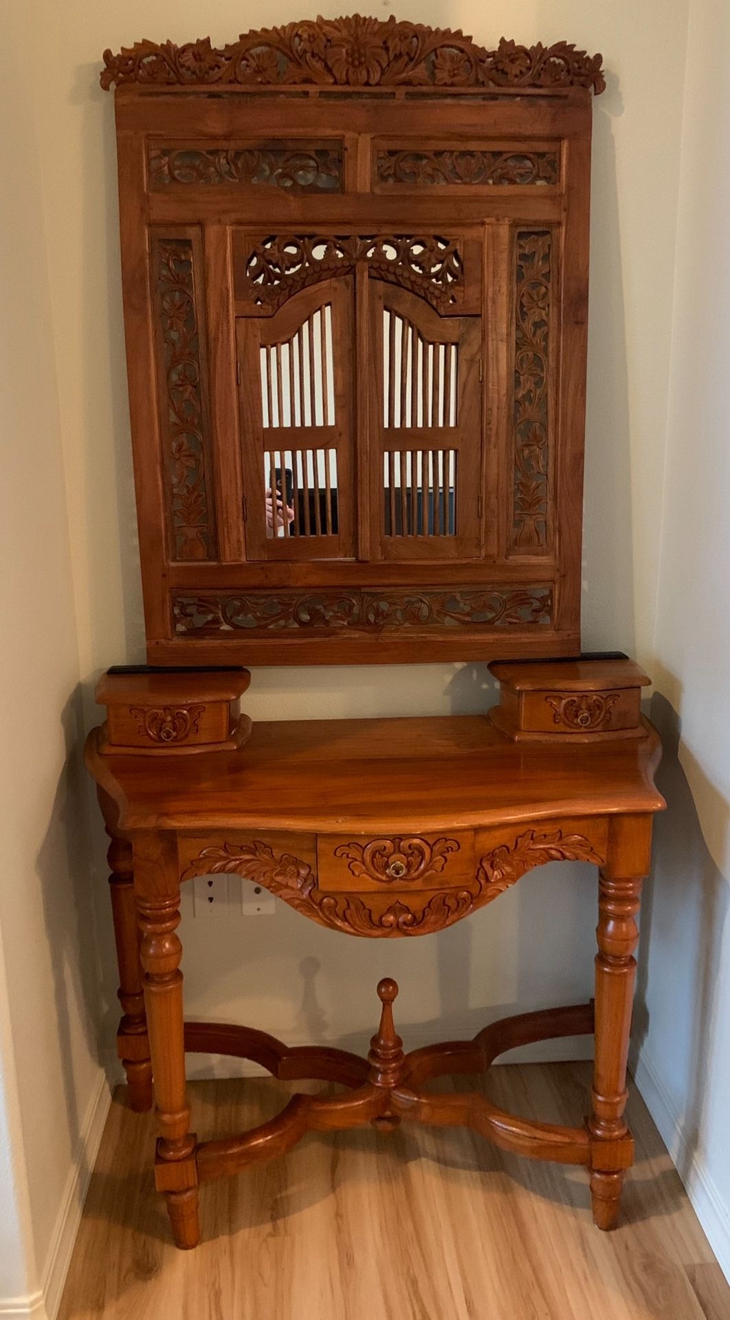 Beautiful 2 Piece Side Table and Mirror